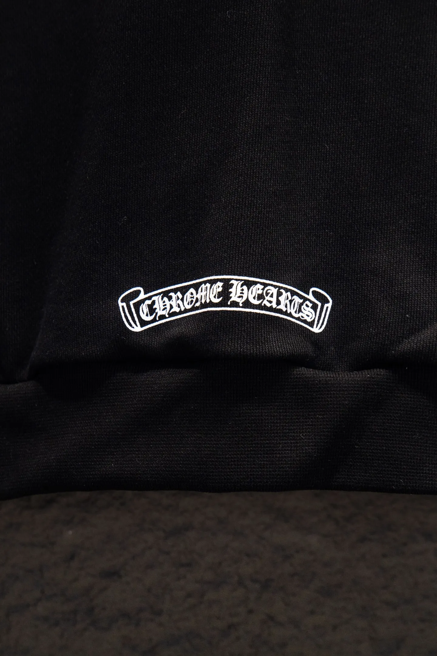 P360 🆕Chrome hearts 500 grams in weight, different from the market. The texture is unexplainable. The os version is really charming. The Chrome family is really unique. The new styles of each season are made to the extreme. It is very practical and can be worn casually. Nice✔️ - ⚠️100% cotton. Made of custom-dyed terry cotton sweatshirt surface, 500g double-ply yarn, comfortable to the touch. Made from imported knitting needle carded cotton, the thickness is moderate, drapey and contoured, making the upper body comfortable! ! It is very tolerant to fat body types and can instantly lose five pounds after wearing it!  The English letters are arranged artistically on the front and back panels, and limited elements are added to the body of the garment, which greatly increases the interest of the clothing; it has a unique visual effect.  Hem Loose closing Double-layer fabric Good closing effect Exquisite hemming Color: Black Size: S-M-L-XL